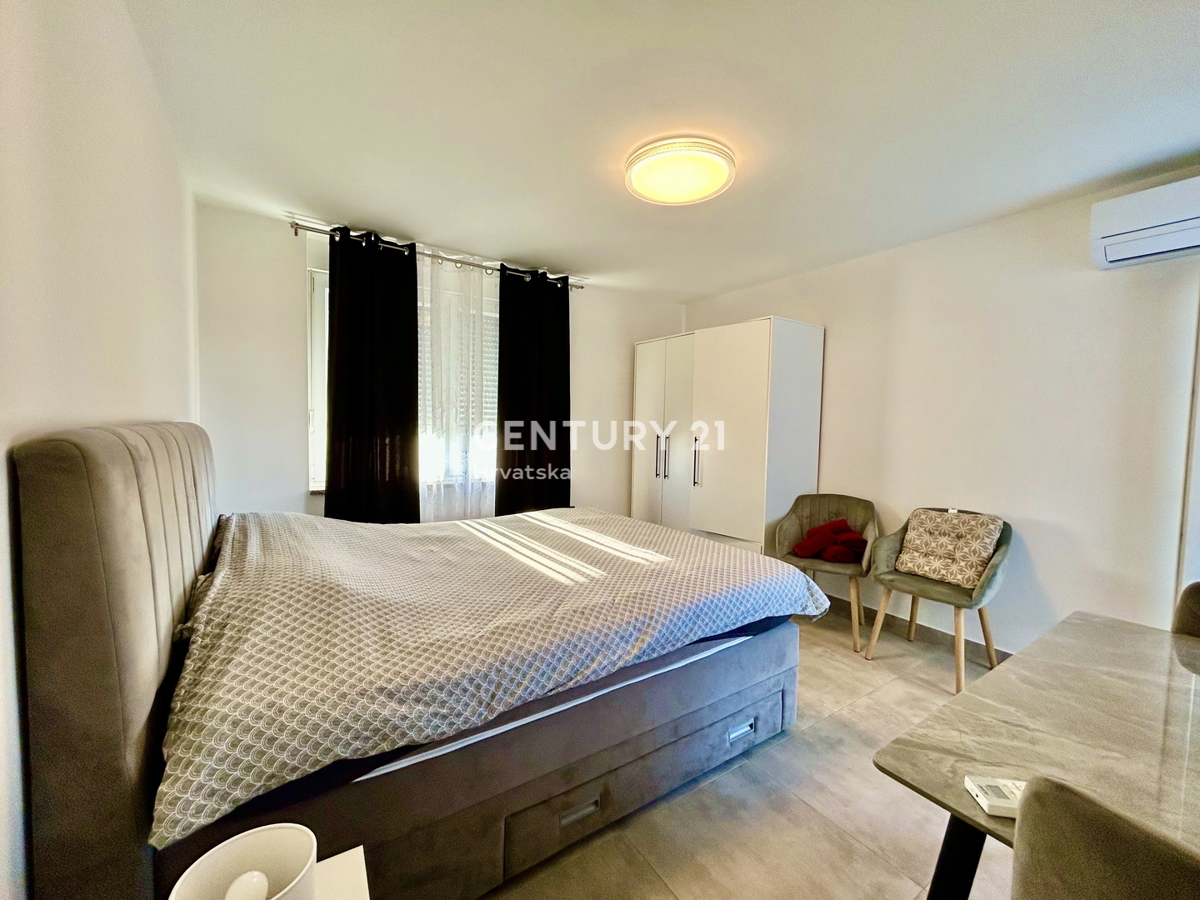 UMAG, CENTAR, RENOVIRANA IN OPREMLJENA GARSONJERA S POGLEDOM NA MORJE