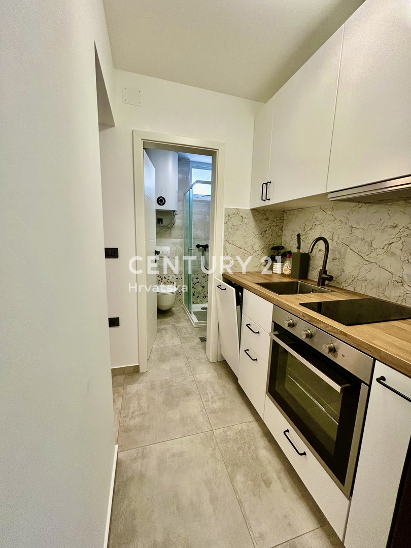 UMAG, CENTAR, RENOVIRANA IN OPREMLJENA GARSONJERA S POGLEDOM NA MORJE