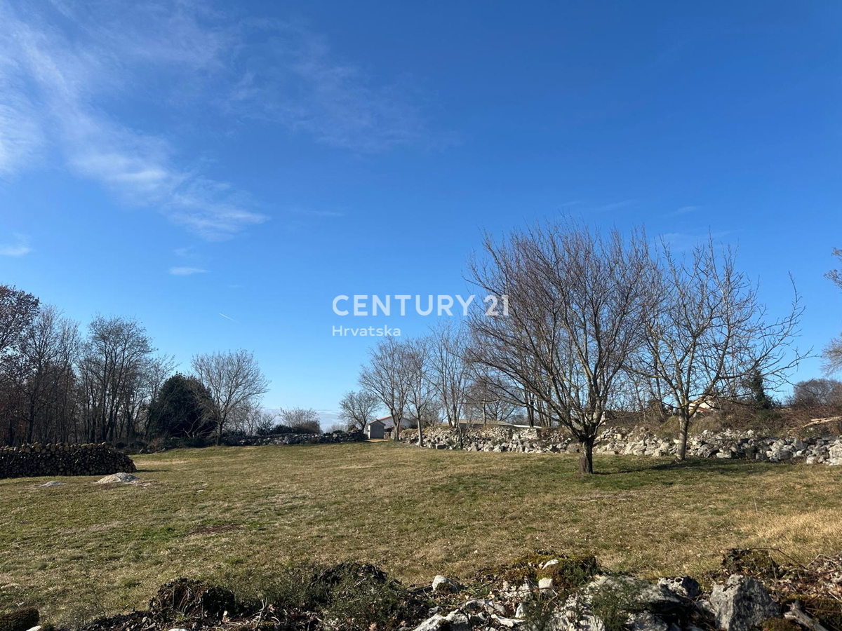 TINJAN, PRODAJA GRADBENEGA ZEMLJIŠČA NA ROBU URBANIZACIJE