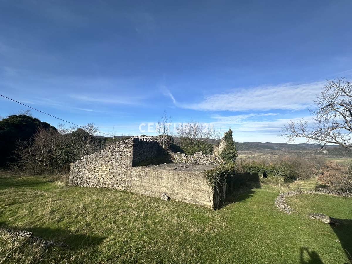 ISTRA, BOLJUN, KAMENA RUŠEVINA Z VELIKIM ZAZIDANIM OKOLIŠEM IN ODPRTIM POGLEDOM NA NARAVO