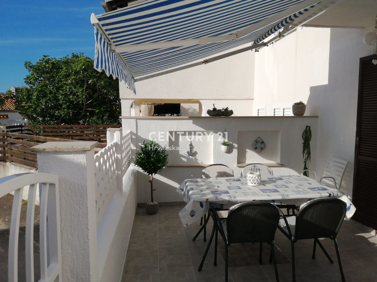 BARBARIGA, PRODAJA STANOVANJA V PRIZEMLJU S TERASO, 500 M OD MORJA