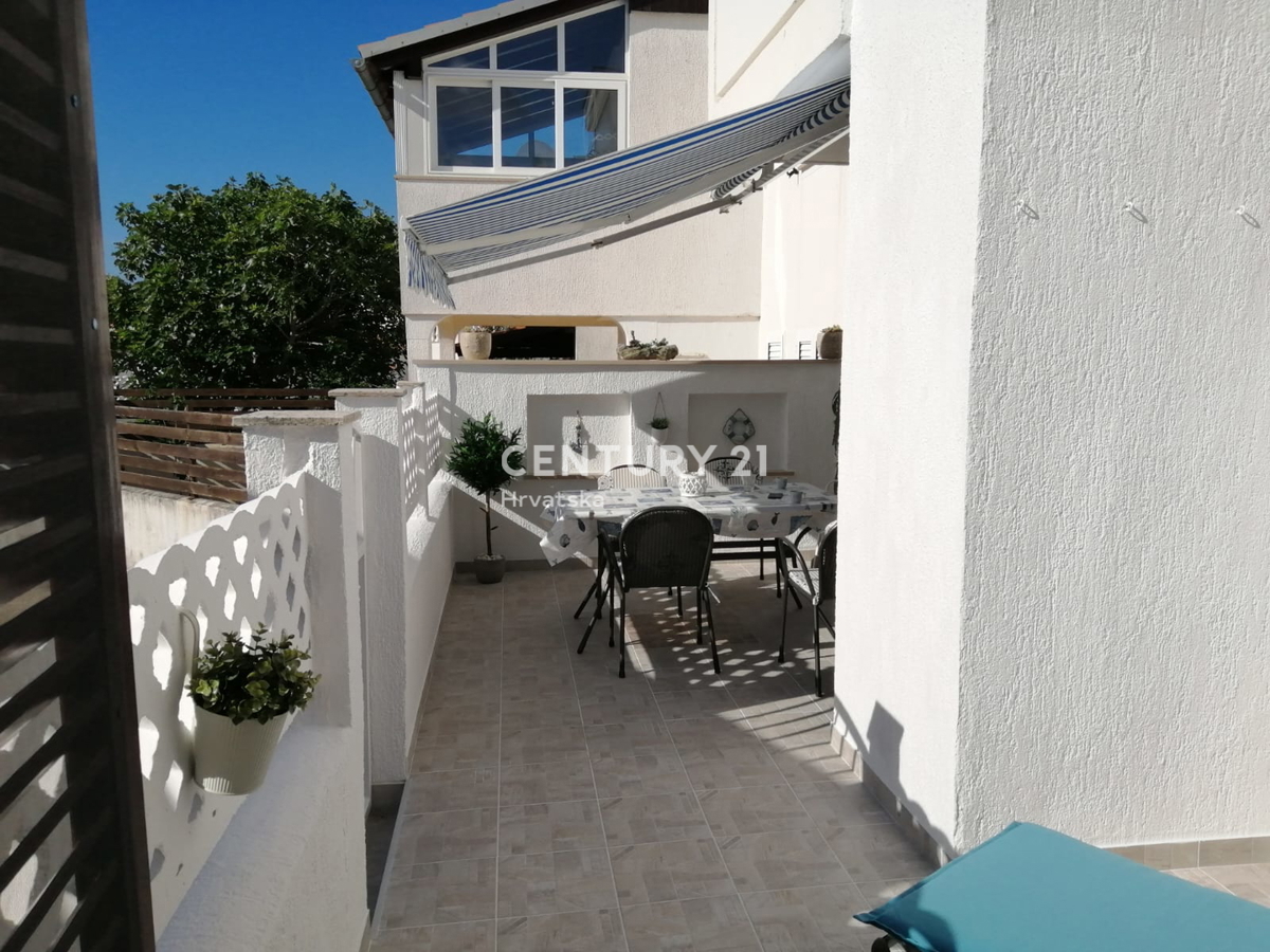 BARBARIGA, PRODAJA STANOVANJA V PRIZEMLJU S TERASO, 500 M OD MORJA