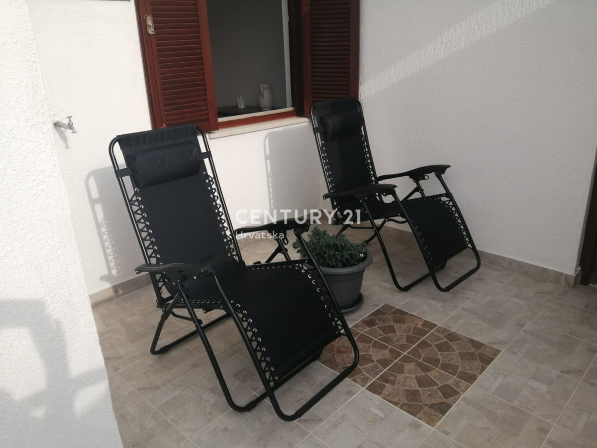 BARBARIGA, PRODAJA STANOVANJA V PRIZEMLJU S TERASO, 500 M OD MORJA