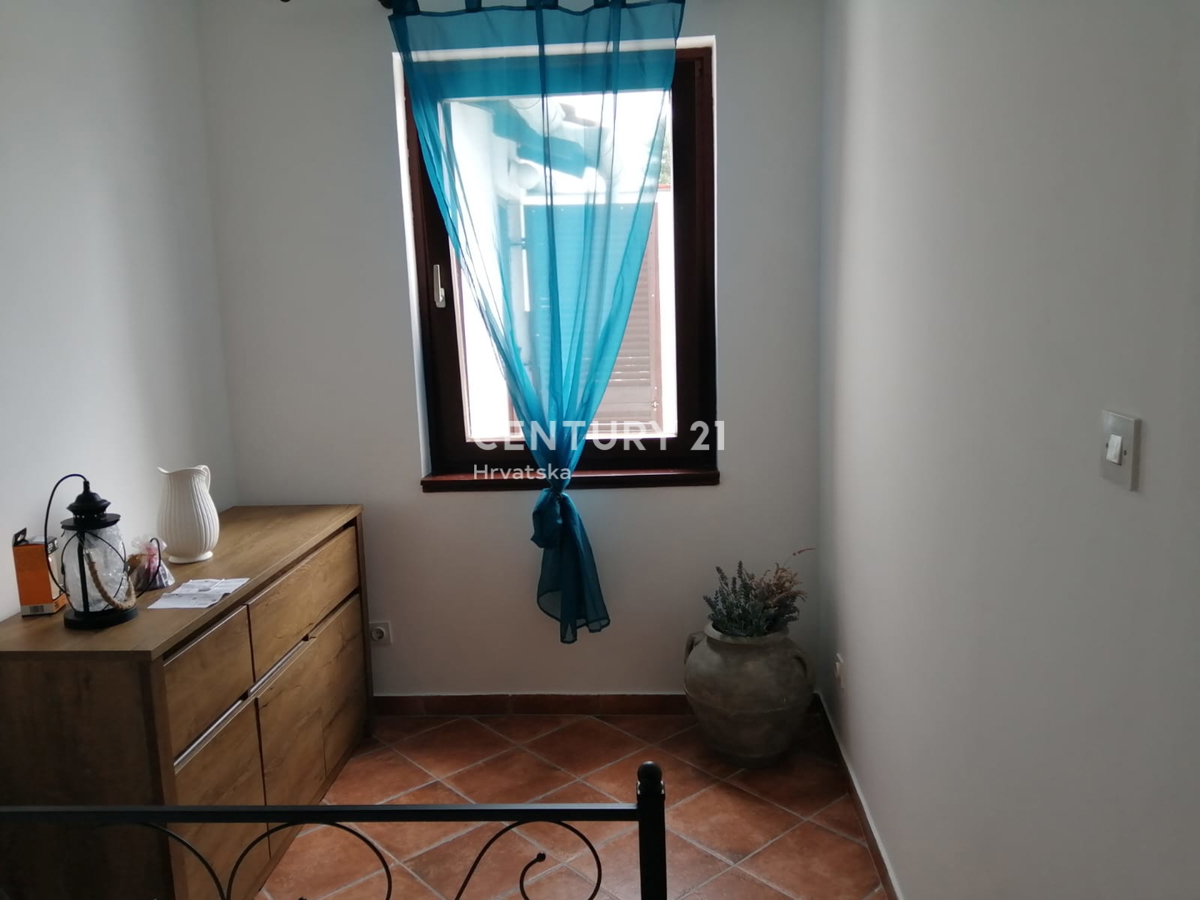 BARBARIGA, PRODAJA STANOVANJA V PRIZEMLJU S TERASO, 500 M OD MORJA