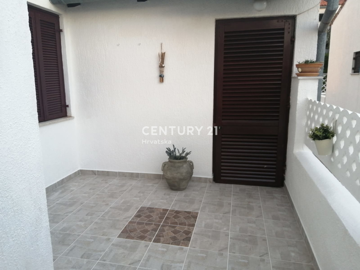 BARBARIGA, PRODAJA STANOVANJA V PRIZEMLJU S TERASO, 500 M OD MORJA