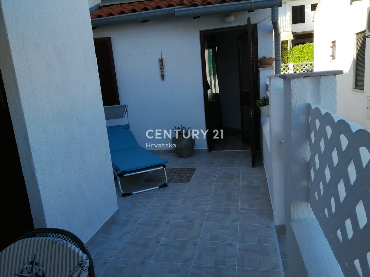 BARBARIGA, PRODAJA STANOVANJA V PRIZEMLJU S TERASO, 500 M OD MORJA