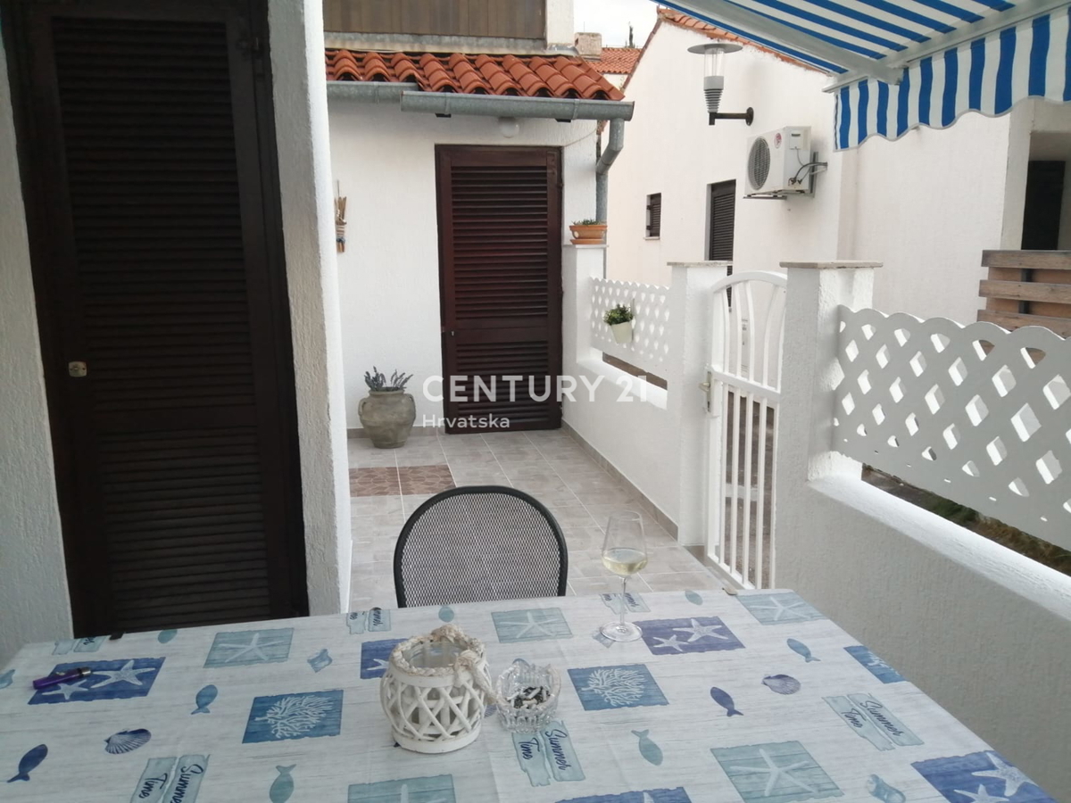 BARBARIGA, PRODAJA STANOVANJA V PRIZEMLJU S TERASO, 500 M OD MORJA