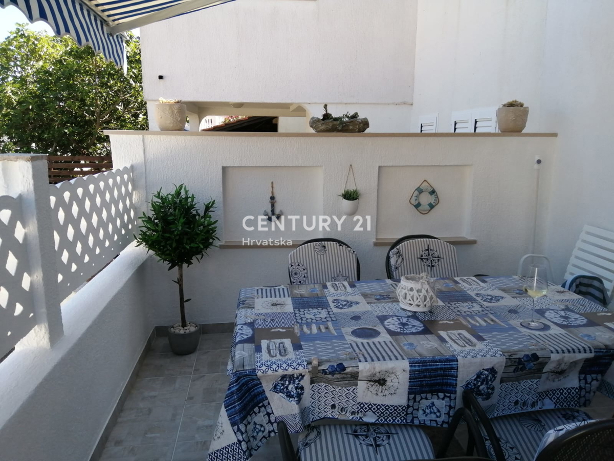 BARBARIGA, PRODAJA STANOVANJA V PRIZEMLJU S TERASO, 500 M OD MORJA