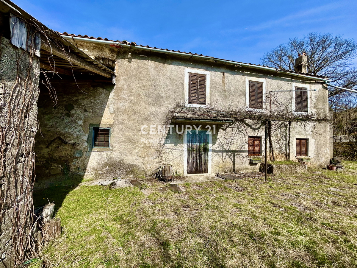 DANE, ĆIĆARIJA, KAMENA SAMOSTOJEČA HIŠA Z VELIKIM DVORIŠČEM