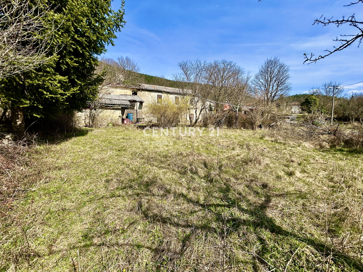 DANE, ĆIĆARIJA, KAMENA SAMOSTOJEČA HIŠA Z VELIKIM DVORIŠČEM