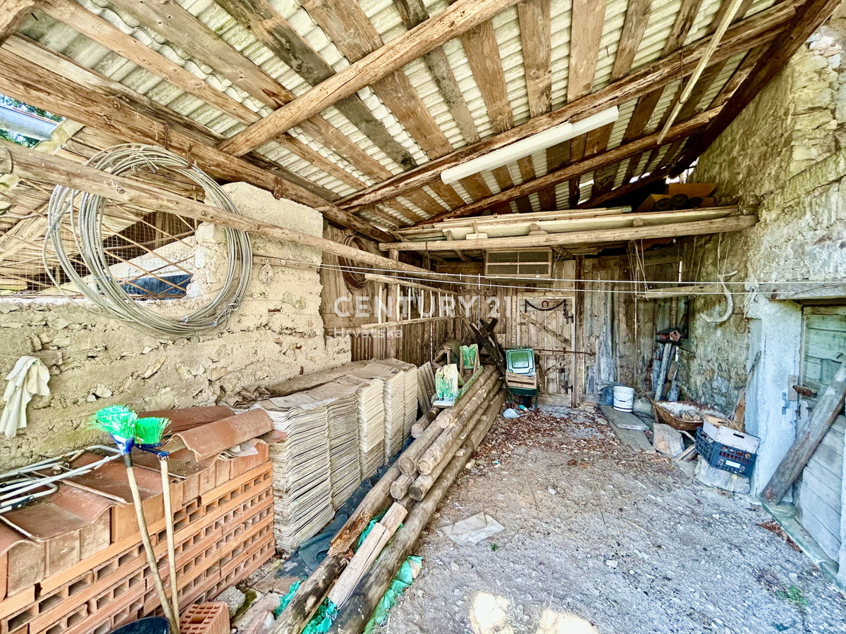 DANE, ĆIĆARIJA, KAMENA SAMOSTOJEČA HIŠA Z VELIKIM DVORIŠČEM