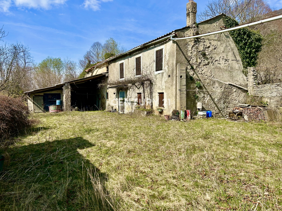 DANE, ĆIĆARIJA, KAMENA SAMOSTOJEČA HIŠA Z VELIKIM DVORIŠČEM