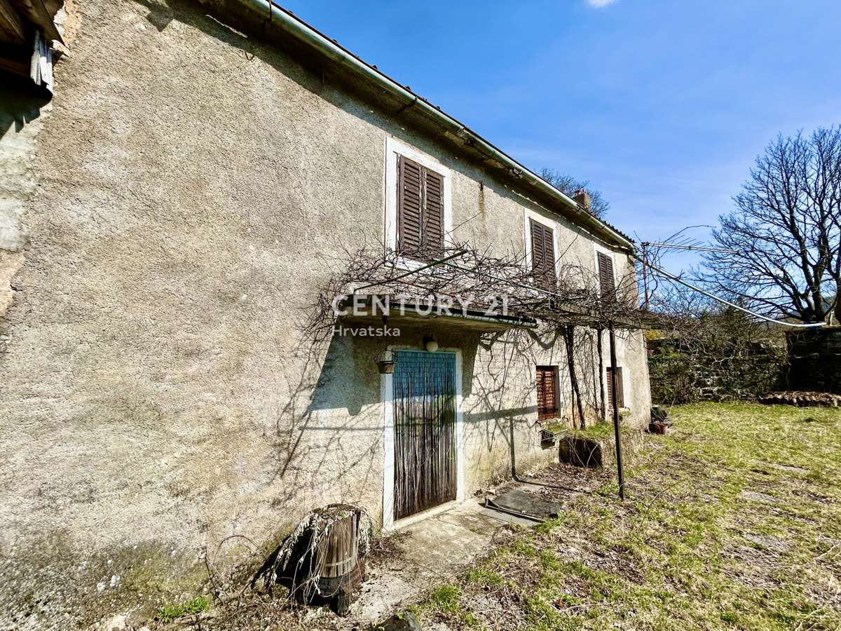 DANE, ĆIĆARIJA, KAMENA SAMOSTOJEČA HIŠA Z VELIKIM DVORIŠČEM