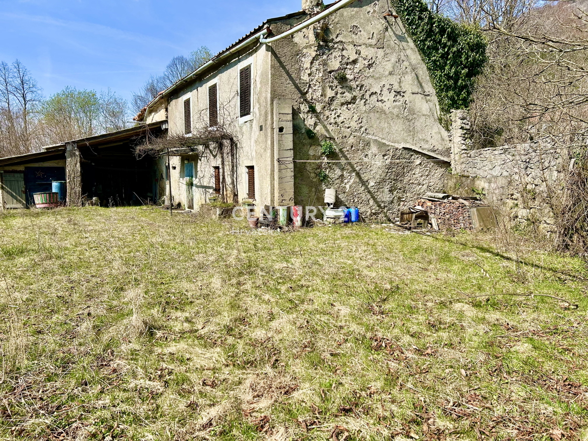 DANE, ĆIĆARIJA, KAMENA SAMOSTOJEČA HIŠA Z VELIKIM DVORIŠČEM