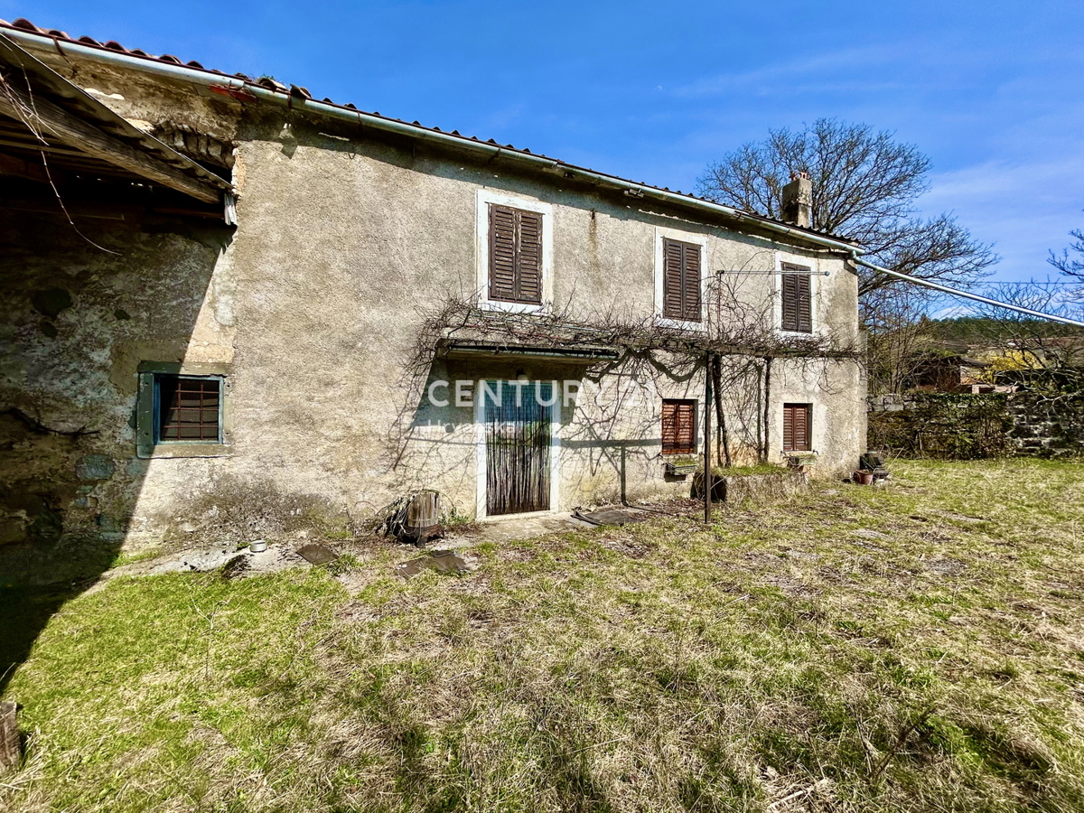 DANE, ĆIĆARIJA, KAMENA SAMOSTOJEČA HIŠA Z VELIKIM DVORIŠČEM