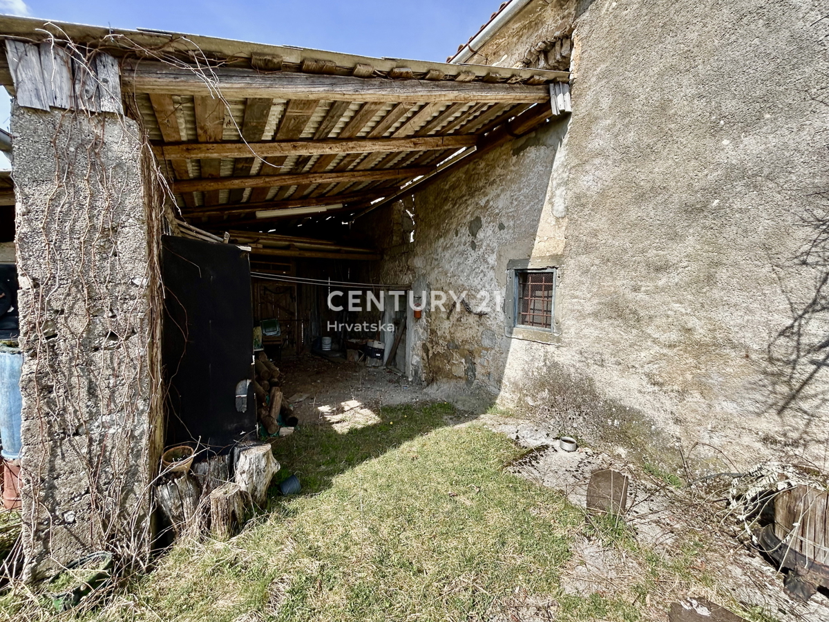 DANE, ĆIĆARIJA, KAMENA SAMOSTOJEČA HIŠA Z VELIKIM DVORIŠČEM