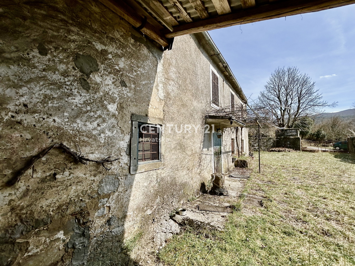 DANE, ĆIĆARIJA, KAMENA SAMOSTOJEČA HIŠA Z VELIKIM DVORIŠČEM