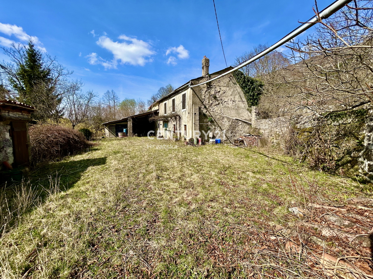 DANE, ĆIĆARIJA, KAMENA SAMOSTOJEČA HIŠA Z VELIKIM DVORIŠČEM