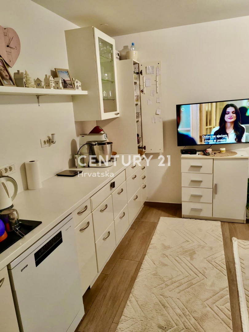 POREČ, ČERVAR PORAT, RENOVIRANO STANOVANJE NA ODLIČNI LOKACIJI