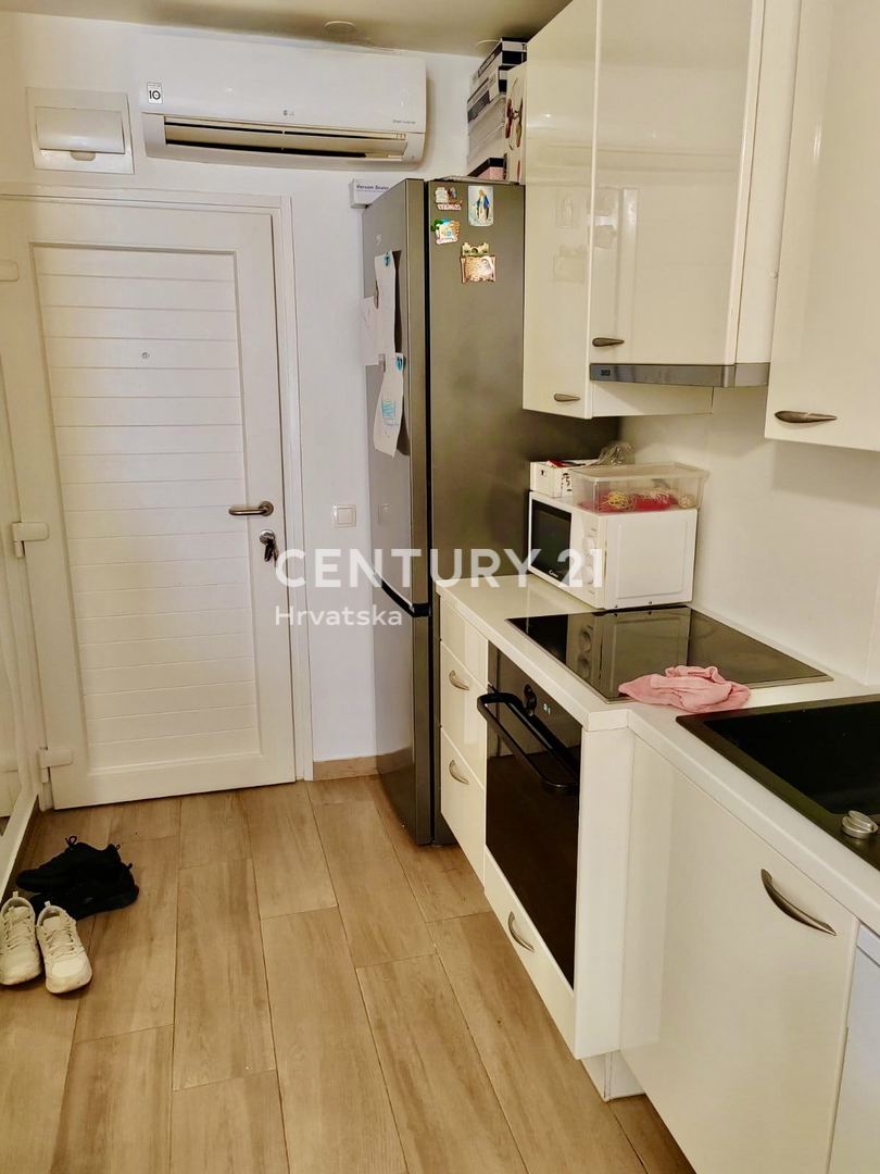 POREČ, ČERVAR PORAT, RENOVIRANO STANOVANJE NA ODLIČNI LOKACIJI