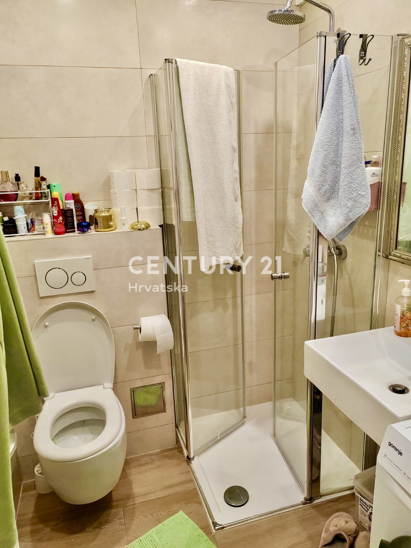 POREČ, ČERVAR PORAT, RENOVIRANO STANOVANJE NA ODLIČNI LOKACIJI