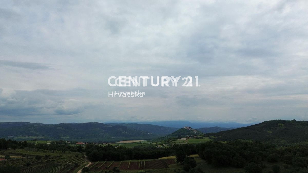 VIŠNJAN, OKOLICA, GRADBENI TEREN Z ATRAKTIVNIM RAZGLEDOM IN GRADBENIM DOVOLJENJEM