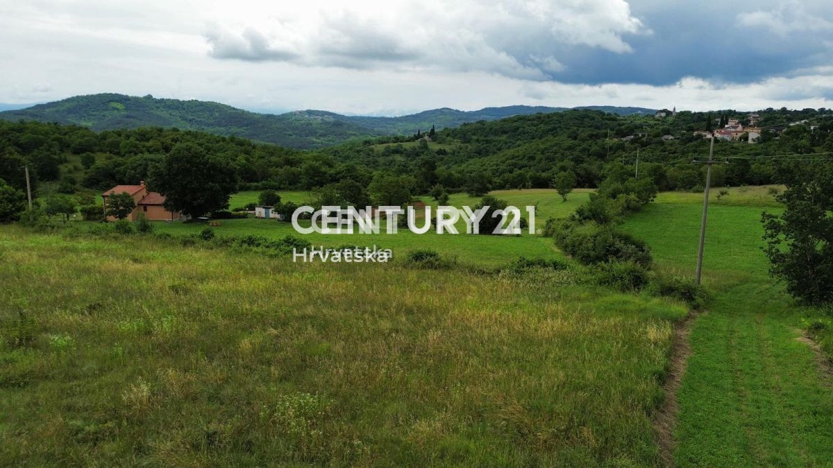 VIŠNJAN, OKOLICA, GRADBENI TEREN Z ATRAKTIVNIM RAZGLEDOM IN GRADBENIM DOVOLJENJEM