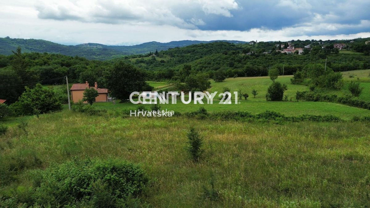 VIŠNJAN, OKOLICA, GRADBENI TEREN Z ATRAKTIVNIM RAZGLEDOM IN GRADBENIM DOVOLJENJEM