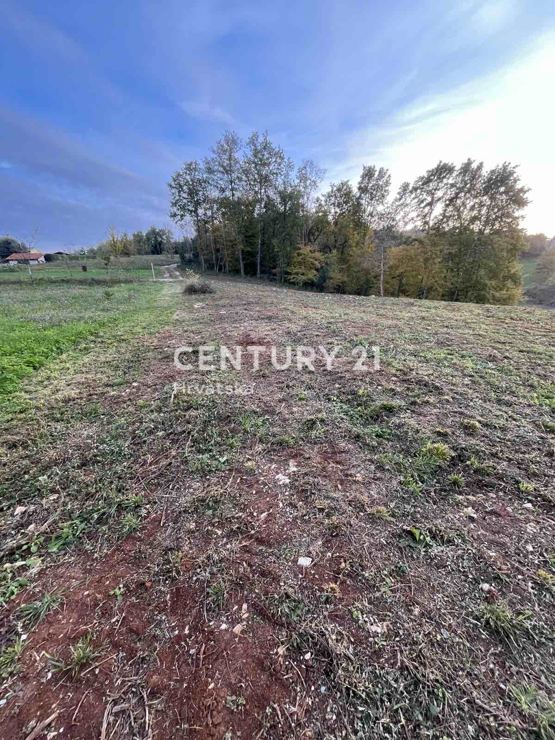 MOTOVUN, KAROJBA, UGODNO GRADBENIŠKO ZEMLJIŠČE