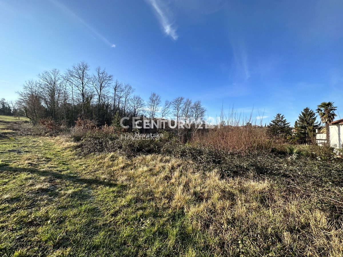 MOTOVUN, KAROJBA, UGODNO GRADBENIŠKO ZEMLJIŠČE