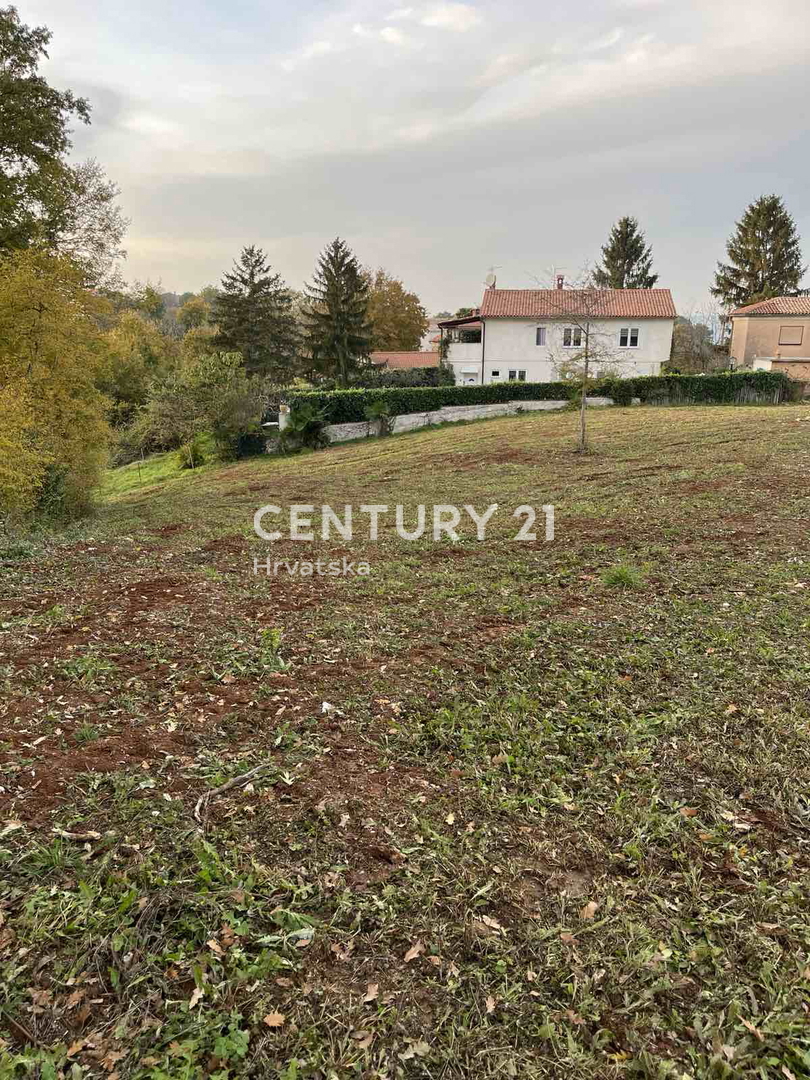MOTOVUN, KAROJBA, UGODNO GRADBENIŠKO ZEMLJIŠČE