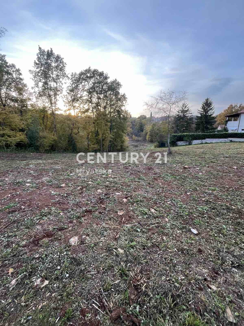 MOTOVUN, KAROJBA, UGODNO GRADBENIŠKO ZEMLJIŠČE