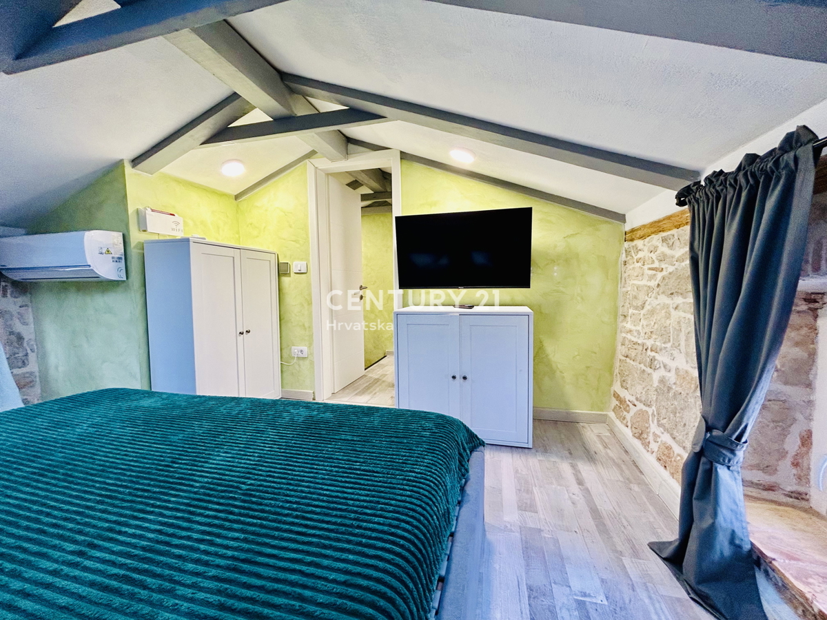 POREČ, VIŠNJAN, RENOVIRANA KAMENA HIŠA IN DVA STUDIO APARTMAJA