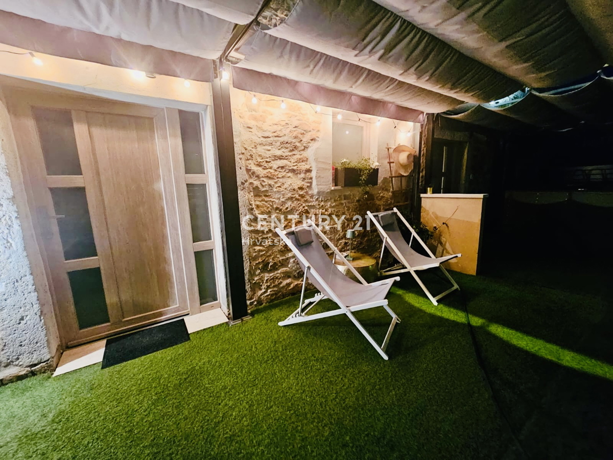 POREČ, VIŠNJAN, RENOVIRANA KAMENA HIŠA IN DVA STUDIO APARTMAJA