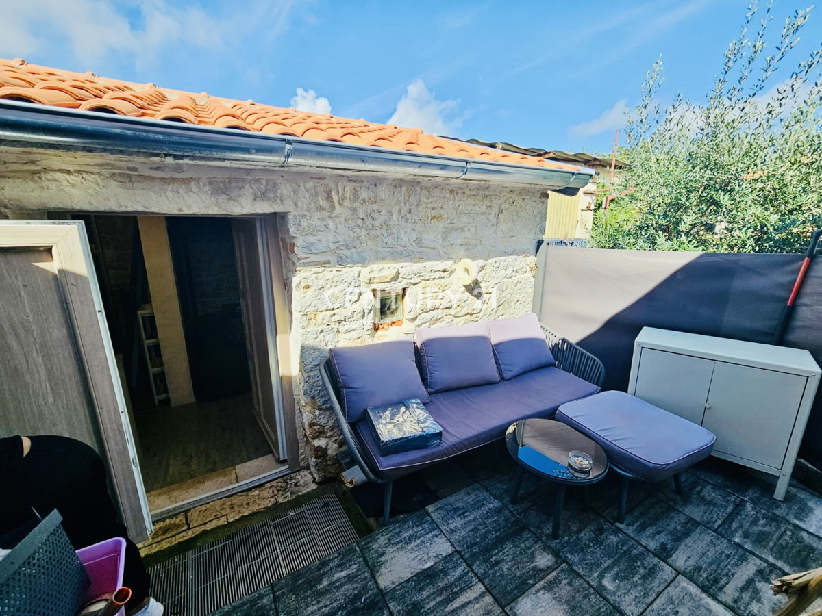 POREČ, VIŠNJAN, RENOVIRANA KAMENA HIŠA IN DVA STUDIO APARTMAJA