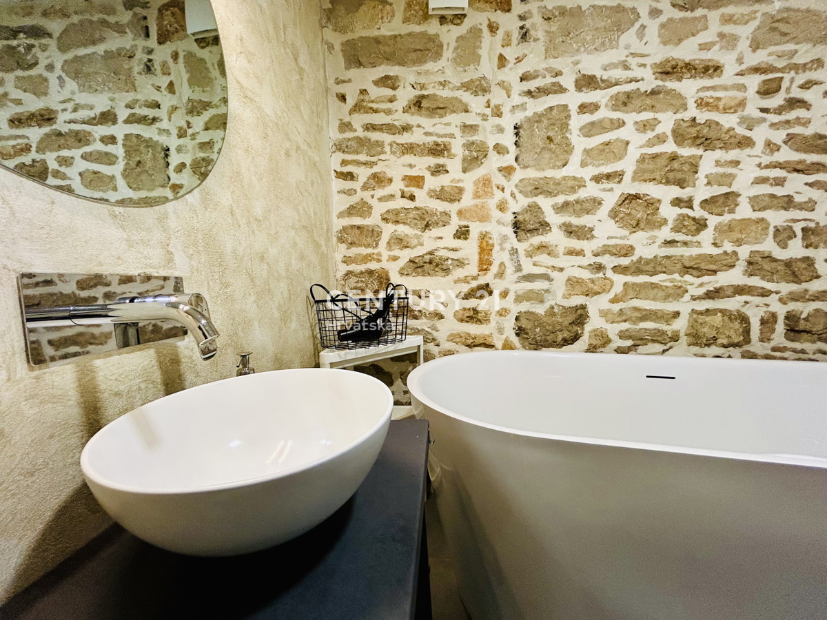 POREČ, VIŠNJAN, RENOVIRANA KAMENA HIŠA IN DVA STUDIO APARTMAJA