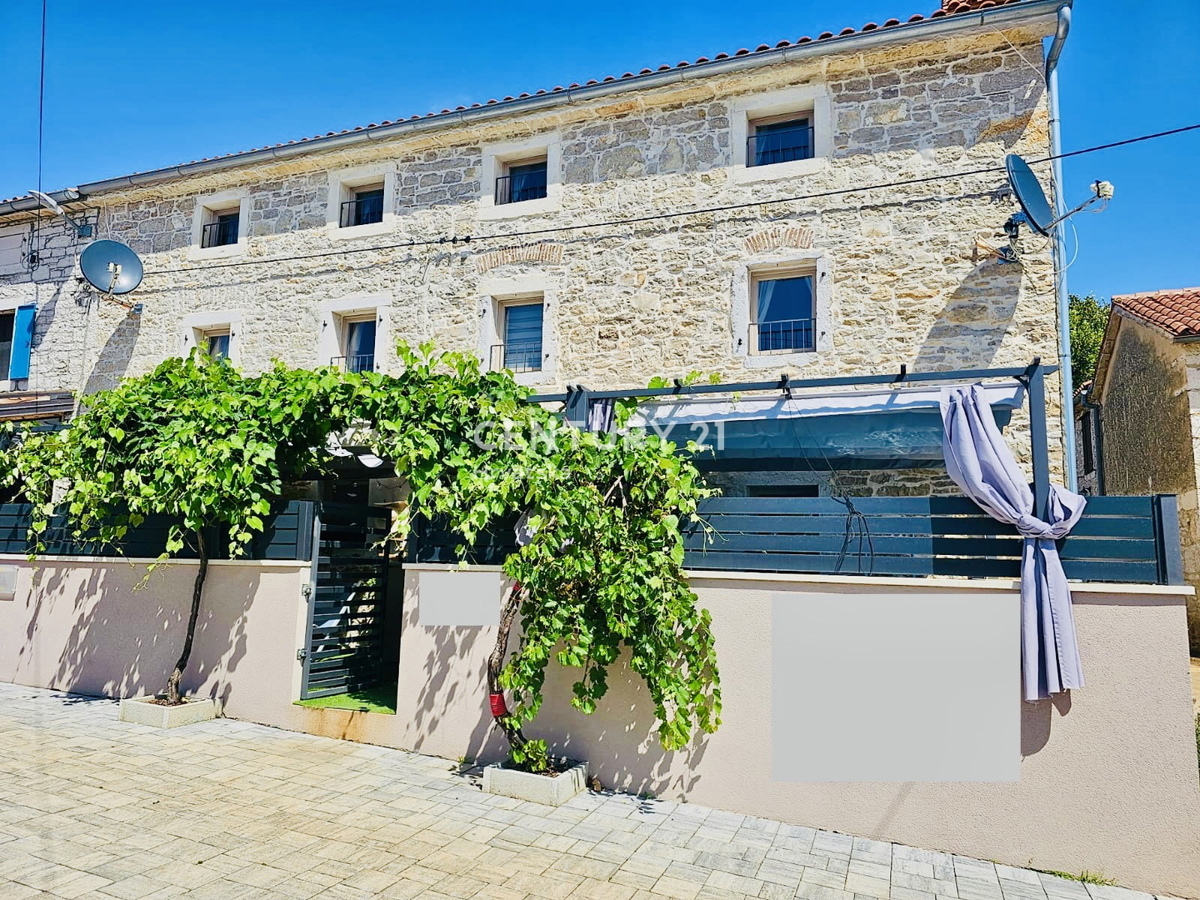 POREČ, VIŠNJAN, RENOVIRANA KAMENA HIŠA IN DVA STUDIO APARTMAJA