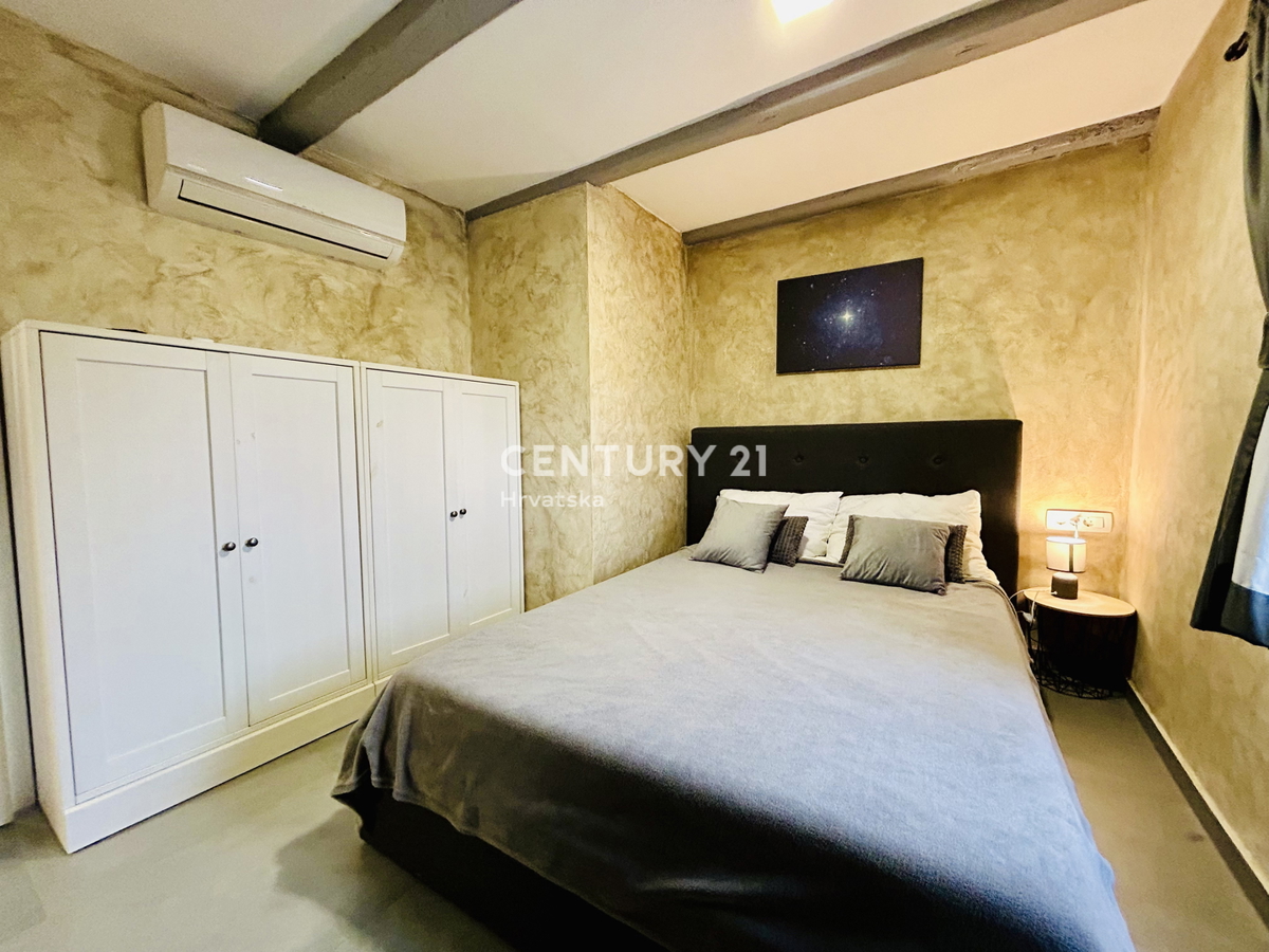 POREČ, VIŠNJAN, RENOVIRANA KAMENA HIŠA IN DVA STUDIO APARTMAJA