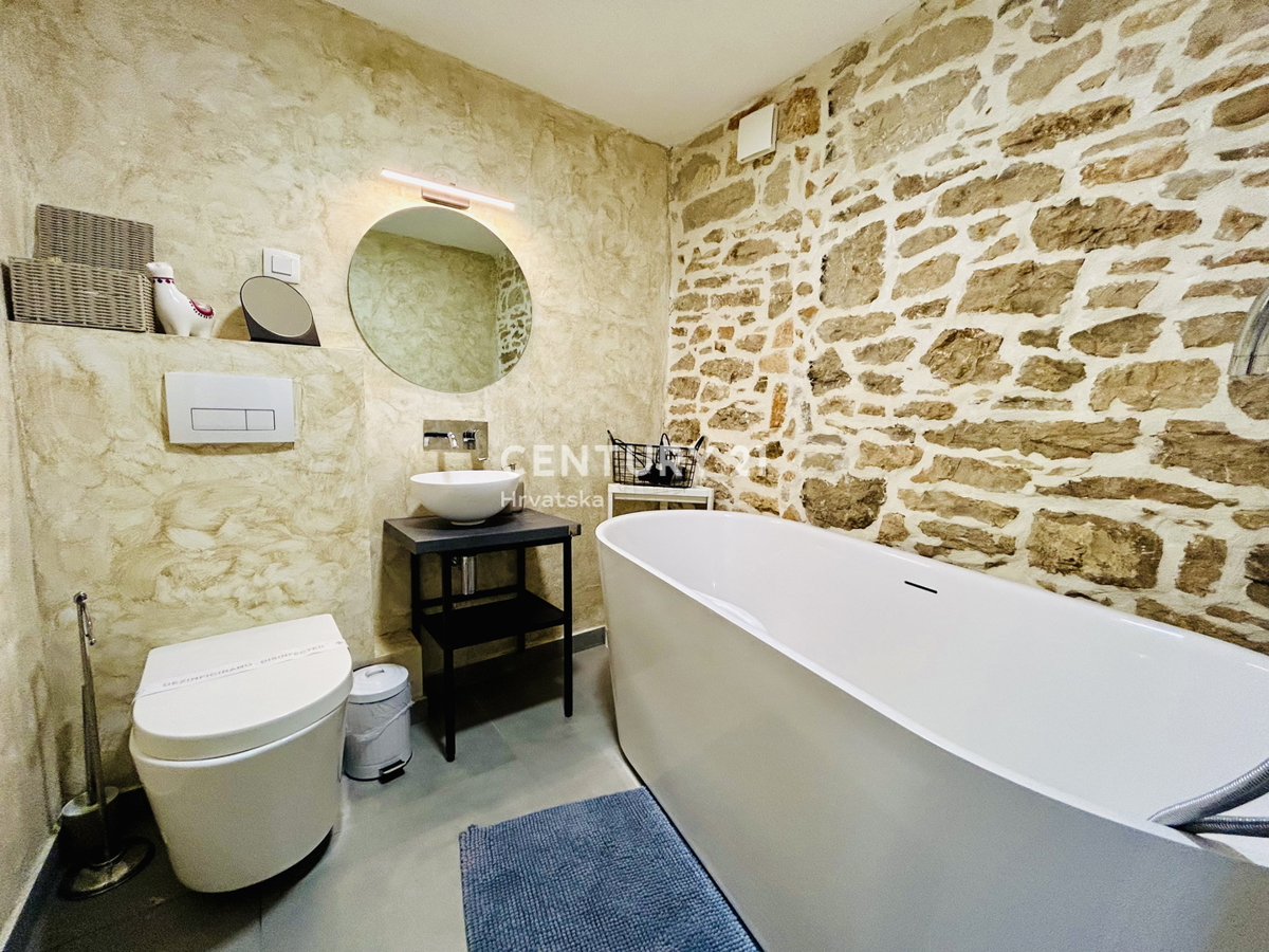 POREČ, VIŠNJAN, RENOVIRANA KAMENA HIŠA IN DVA STUDIO APARTMAJA