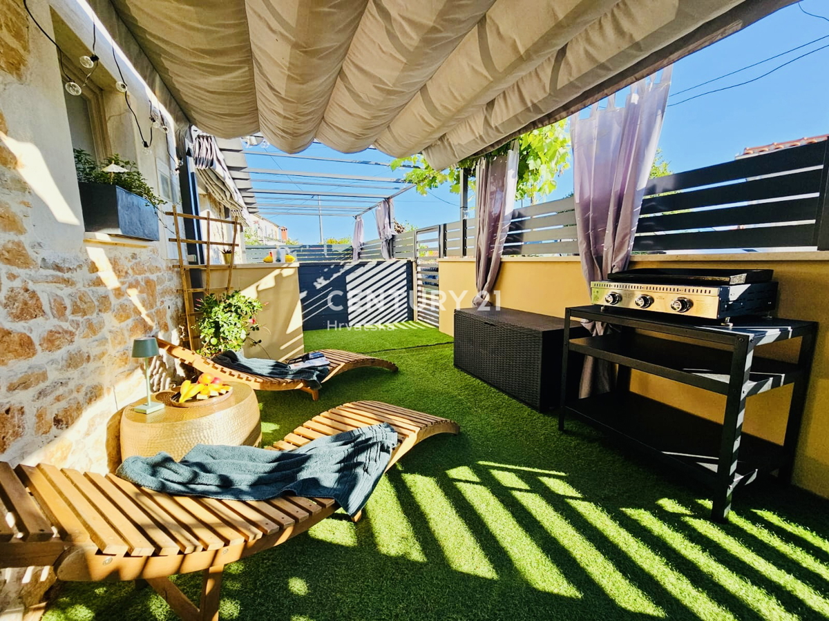 POREČ, VIŠNJAN, RENOVIRANA KAMENA HIŠA IN DVA STUDIO APARTMAJA