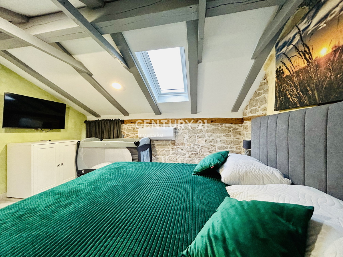 POREČ, VIŠNJAN, RENOVIRANA KAMENA HIŠA IN DVA STUDIO APARTMAJA