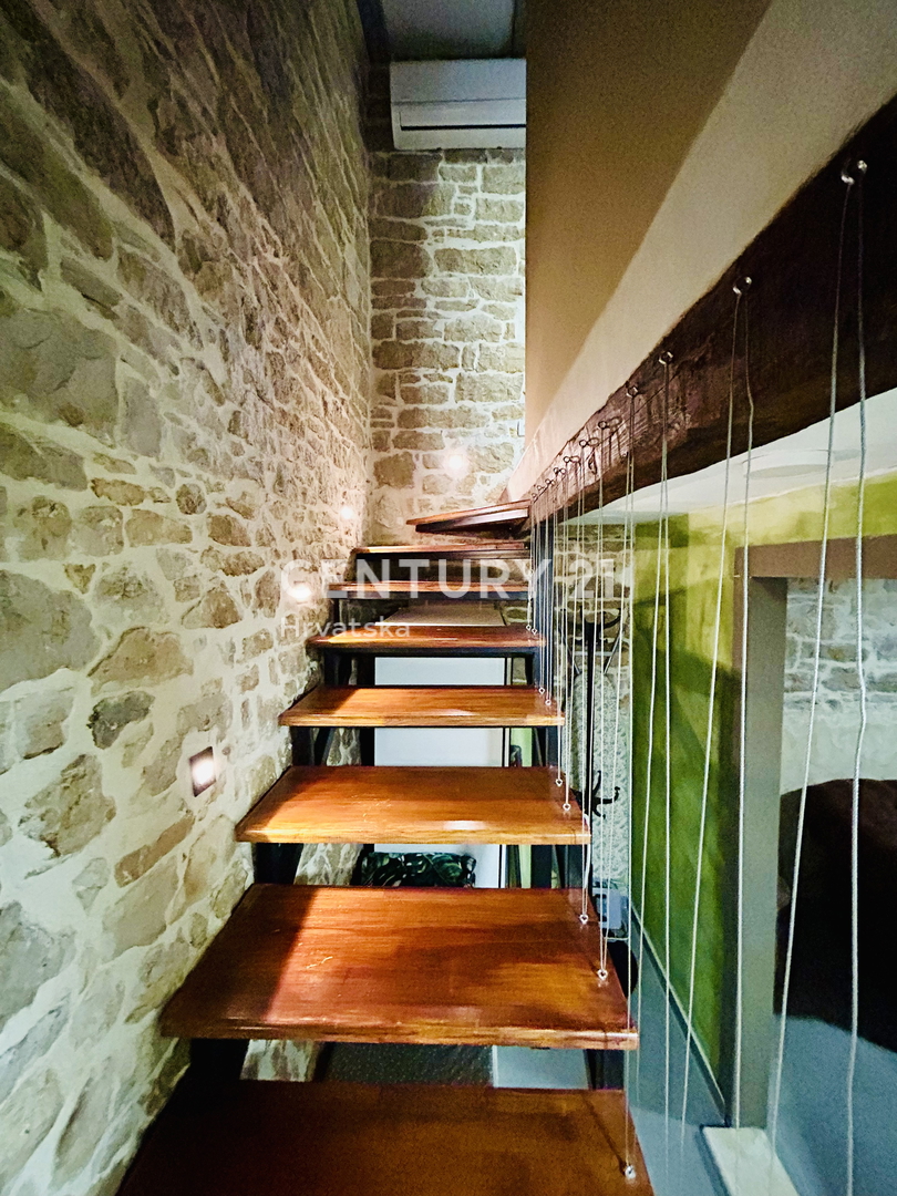 POREČ, VIŠNJAN, RENOVIRANA KAMENA HIŠA IN DVA STUDIO APARTMAJA