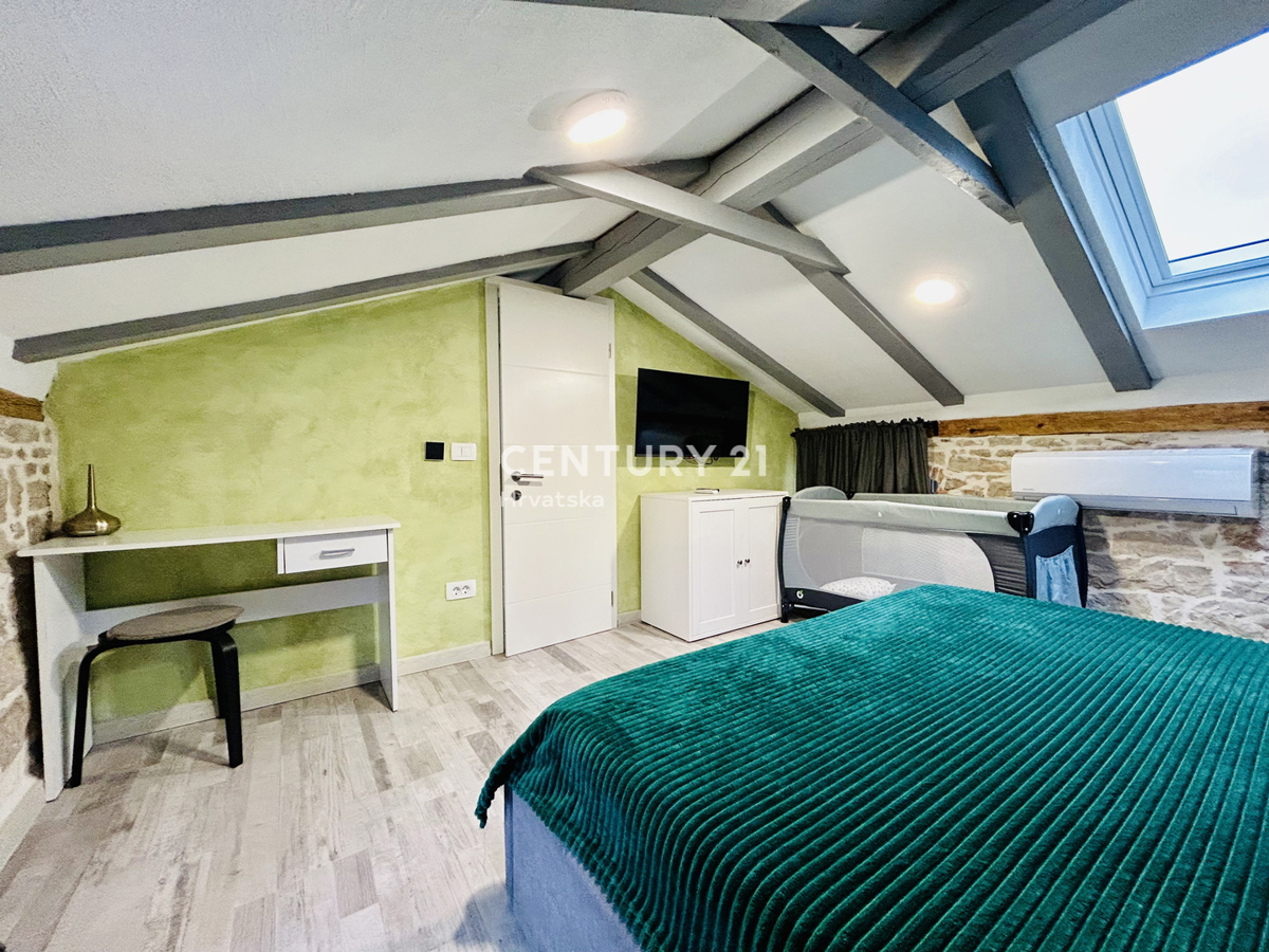 POREČ, VIŠNJAN, RENOVIRANA KAMENA HIŠA IN DVA STUDIO APARTMAJA