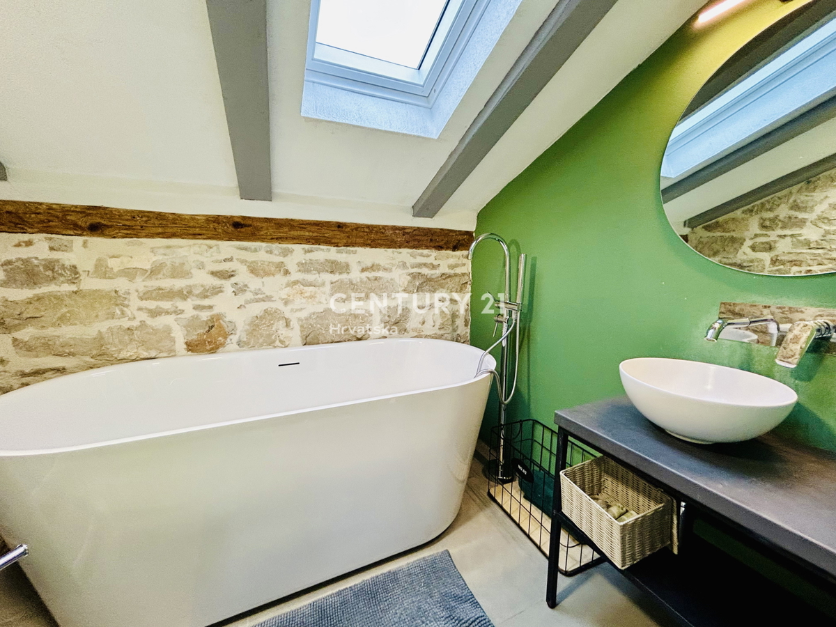 POREČ, VIŠNJAN, RENOVIRANA KAMENA HIŠA IN DVA STUDIO APARTMAJA