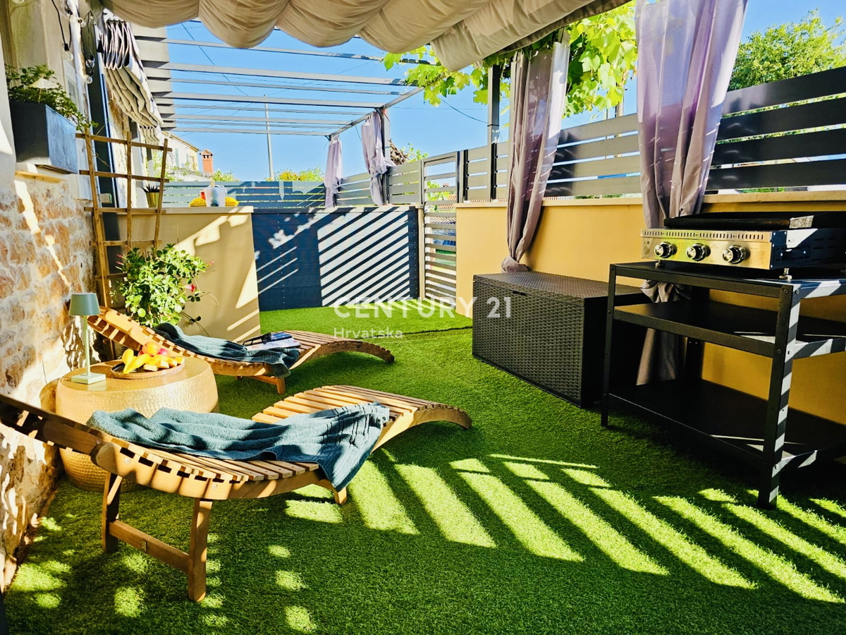 POREČ, VIŠNJAN, RENOVIRANA KAMENA HIŠA IN DVA STUDIO APARTMAJA