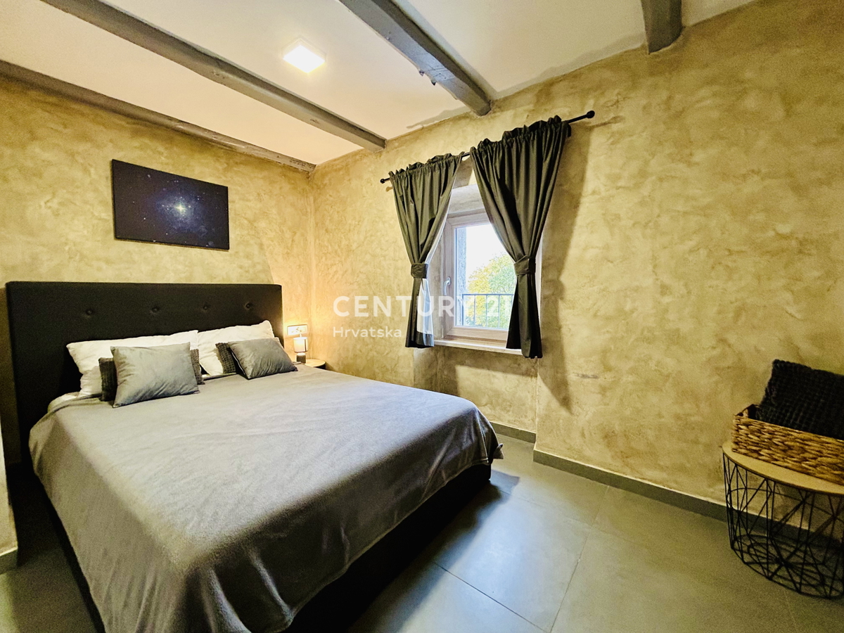 POREČ, VIŠNJAN, RENOVIRANA KAMENA HIŠA IN DVA STUDIO APARTMAJA