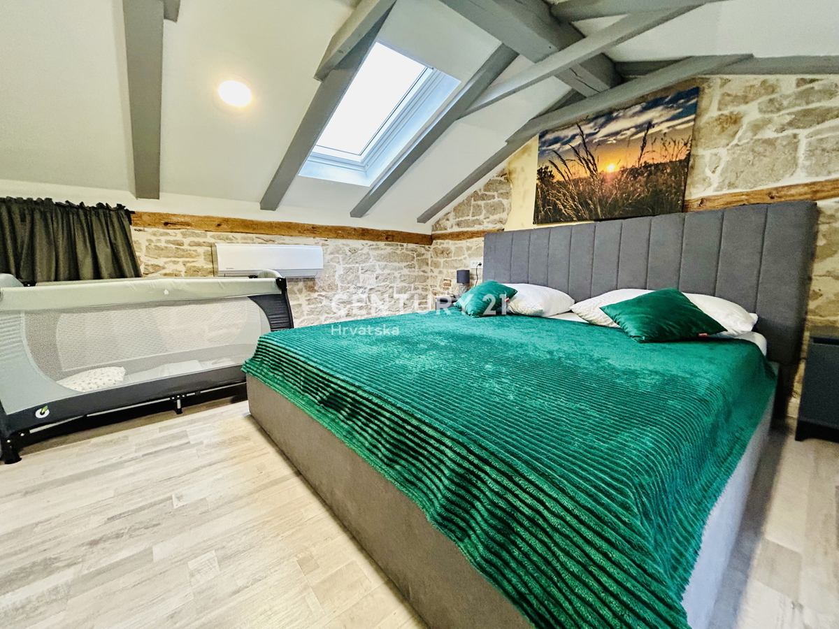 POREČ, VIŠNJAN, RENOVIRANA KAMENA HIŠA IN DVA STUDIO APARTMAJA