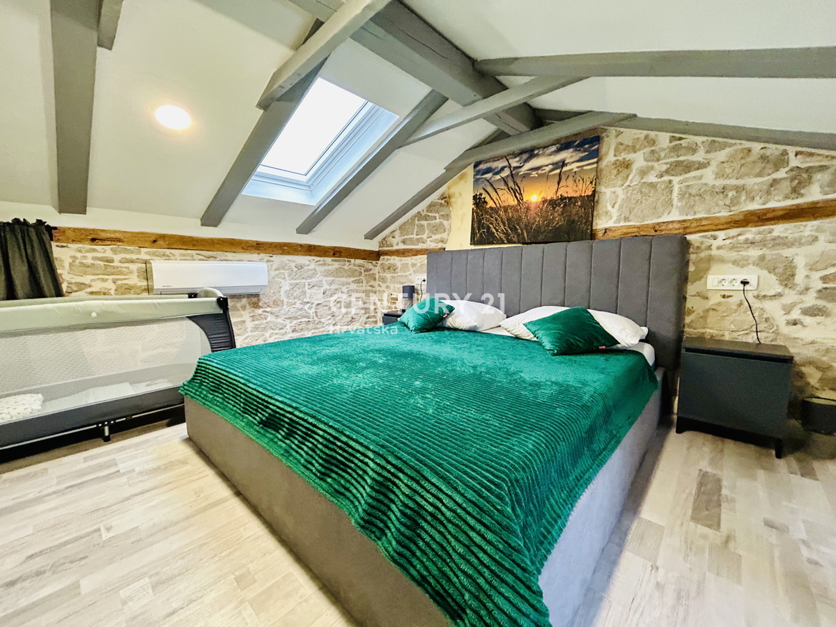 POREČ, VIŠNJAN, RENOVIRANA KAMENA HIŠA IN DVA STUDIO APARTMAJA