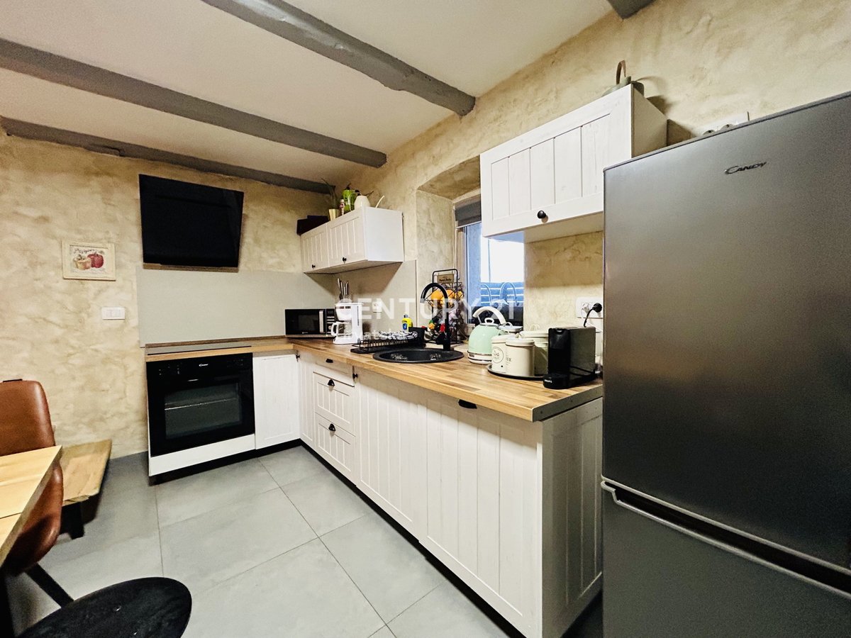 POREČ, VIŠNJAN, RENOVIRANA KAMENA HIŠA IN DVA STUDIO APARTMAJA