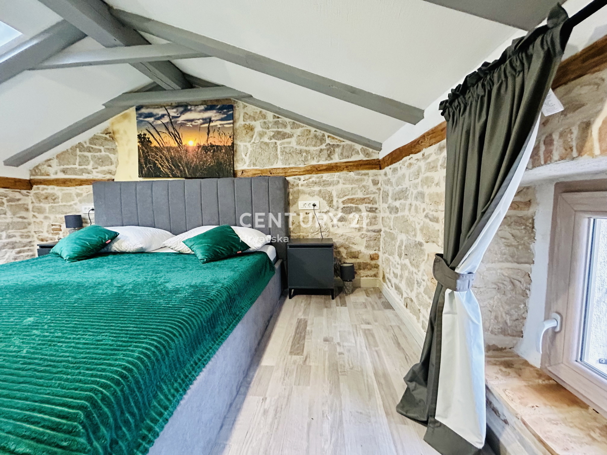 POREČ, VIŠNJAN, RENOVIRANA KAMENA HIŠA IN DVA STUDIO APARTMAJA